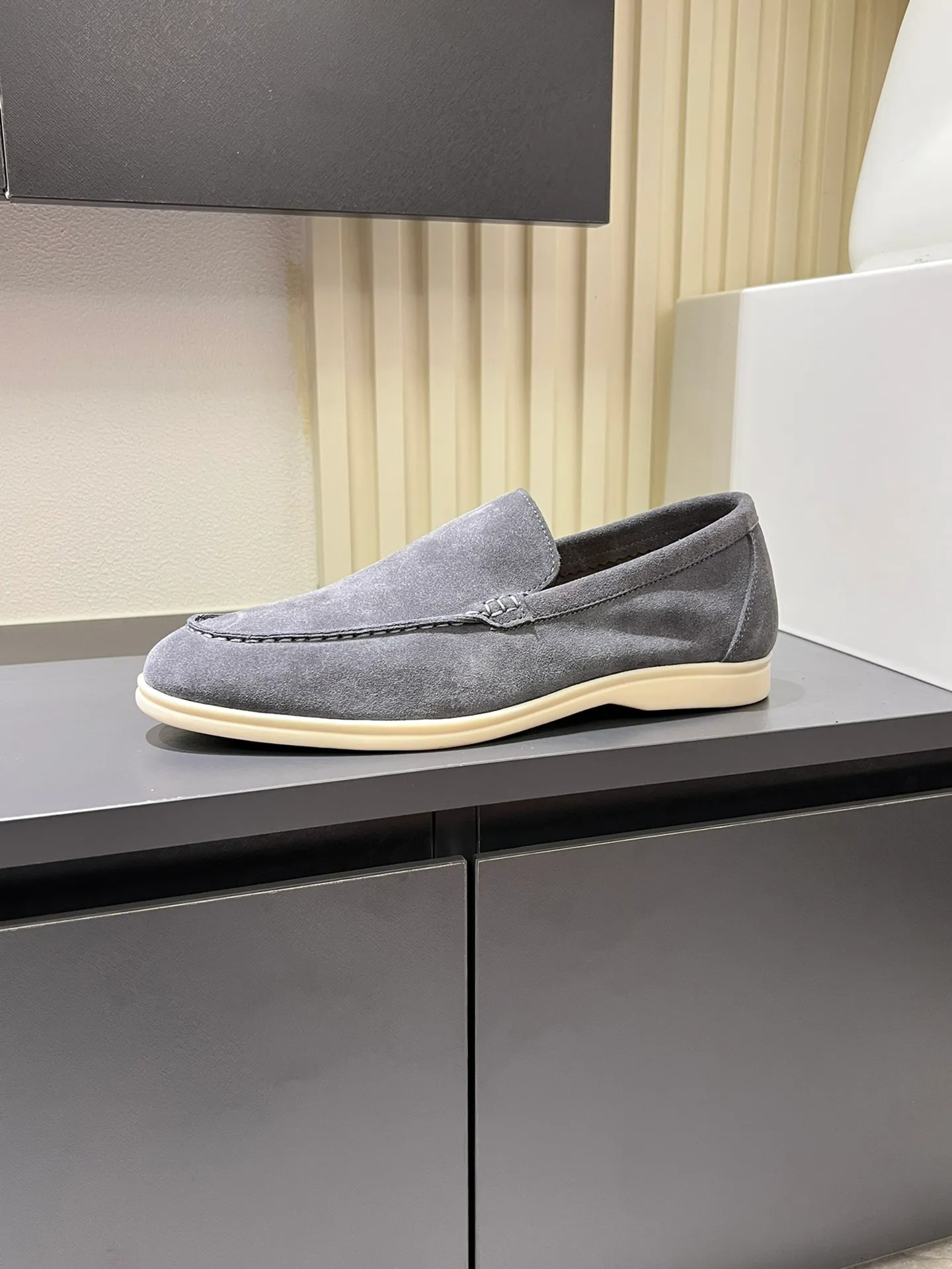 Men's shoes 💰p360 "Loro men's shoes 💰pian'*" Classic L men's shoes for couples 💰p Top version British flat loafers, a must-have item in old money style, the minimalist design is eye-catching and durable, a plus point for dressing The soft foot feel and texture are outstanding. They don’t scratch your feet and are very nice. They are matched with soft and waxy soles. They can be worn daily for a long time without getting tired. They are easy to wear, versatile and classic items, with perfect foot feel and texture! Imported cashmere fabric, the lining is made of imported A-grade water-dyed cow lining, the top version of the genuine leather midsole is sewn with pure handmade mark thread! Size: Female 35-40 (34. Customized) Male 38-44 (45.46. Customized)